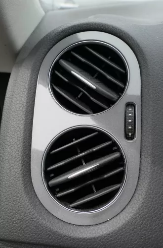 VW Tiguan 5N Lüftungsdüse Düse Lüftung vorne links 5N0819703C schwarz / alu