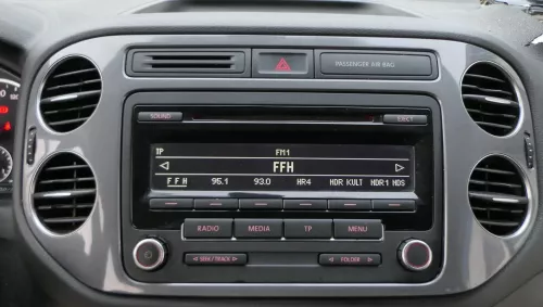 VW Golf 5 V Plus 6 VI Touran Caddy CD Radio RCD 300 5M0057186J mit Code