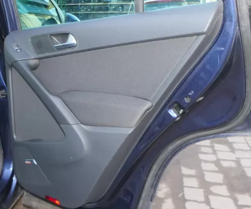 VW Tiguan 5N 1x Türverkleidung Verkleidung Tür hinten rechts schwarz (201263)