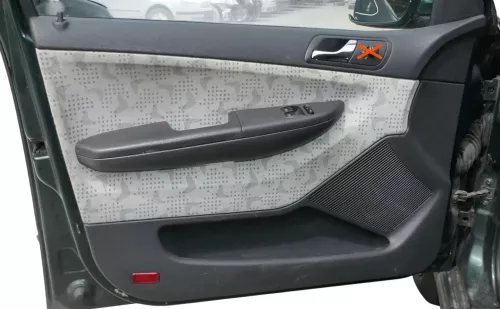 1x Fabia 6Y Kombi Türverkleidung Verkleidung Tür vorne links schwarz anthrazit (201613)