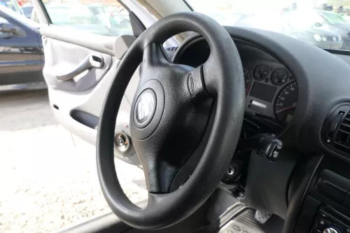 Q606 Seat Leon Toledo 1M Lenkrad 3 Speichen Leder Lederlenkrad Abnutzungen Airba (168319)