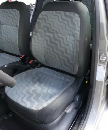 Q1000 Skoda Fabia Roomster 5J Sitz vorne links Fahrersitz