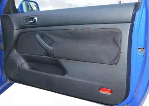 VW Golf 4 2/3-Türer Türverkleidung Verkleidung Tür vorne rechts schwarz Griff (201747)