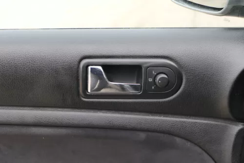 1x Passat 3BG Türverkleidung Verkleidung Tür vorne links - schwarz Griff Öffner (201888)