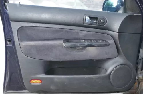 1x Golf 4 Bora Türverkleidung Verkleidung Tür vorne links 4/5-Türer schwarz Velo (201989)