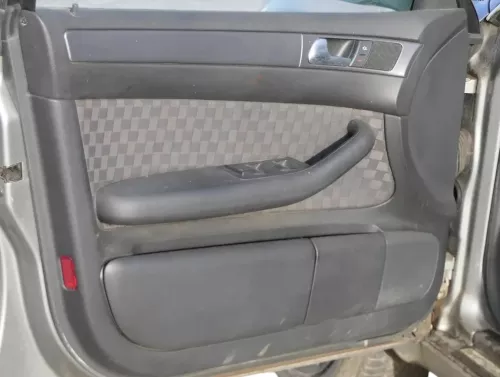 1x A6 4B Türverkleidung Verkleidung Tür vorne links schwarz
