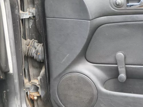 VW Golf 4 2/3-Türer Türverkleidung Verkleidung Tür vorne rechts schwarz Griff (202076)