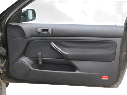 VW Golf 4 2/3-Türer Türverkleidung Verkleidung Tür vorne rechts schwarz Griff (202076)
