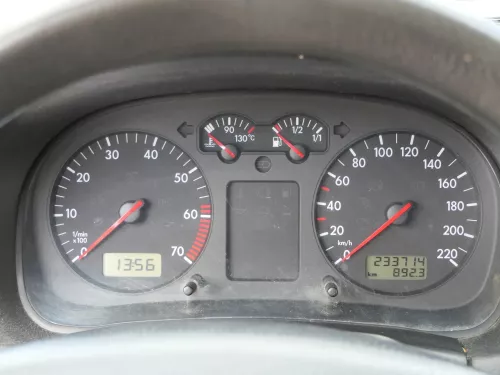 VW Golf 4 Tacho Tachometer Kombiinstrument 233.000km 1J0920802 1,4 16V 75PS 55kw (202077)