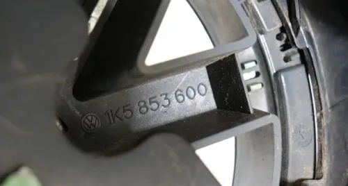 VW Golf 5 1K Grill Kühlergrill VW Zeichen Logo schwarz L041 (202277)