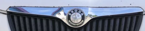 Skoda Fabia 5J Zeichen Emblem Kühlergrill Grill 5J0853633 (202330)