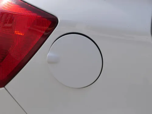 Skoda Fabia 5J Limousine Tankdeckel Deckel Tank Tankverschluß weiß LF9E