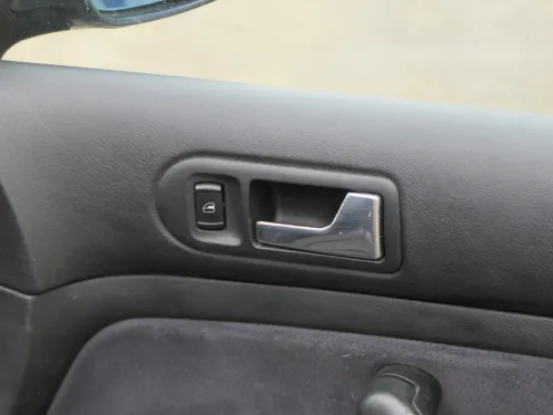 VW Golf 4 2/3-Türer Türverkleidung Verkleidung Tür vorne rechts schwarz Griff (202384)