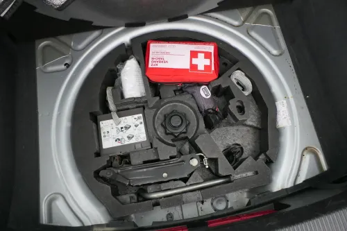 Audi A3 8P Bordwerkzeug Pannenset Wagenheber Werkzeug Abschlepphaken Kompressor (202423)