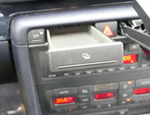 Audi A4 8E B6 Ablagefach Fach vorne Ablage Kartenfach Karten (110528)
